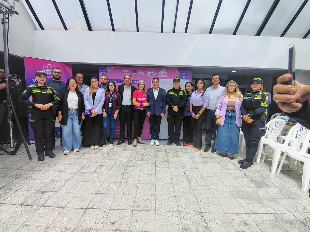 Grupo de funcionarios, policías y organizadores posando en el evento de lanzamiento de la estrategia A Movernos Seguras