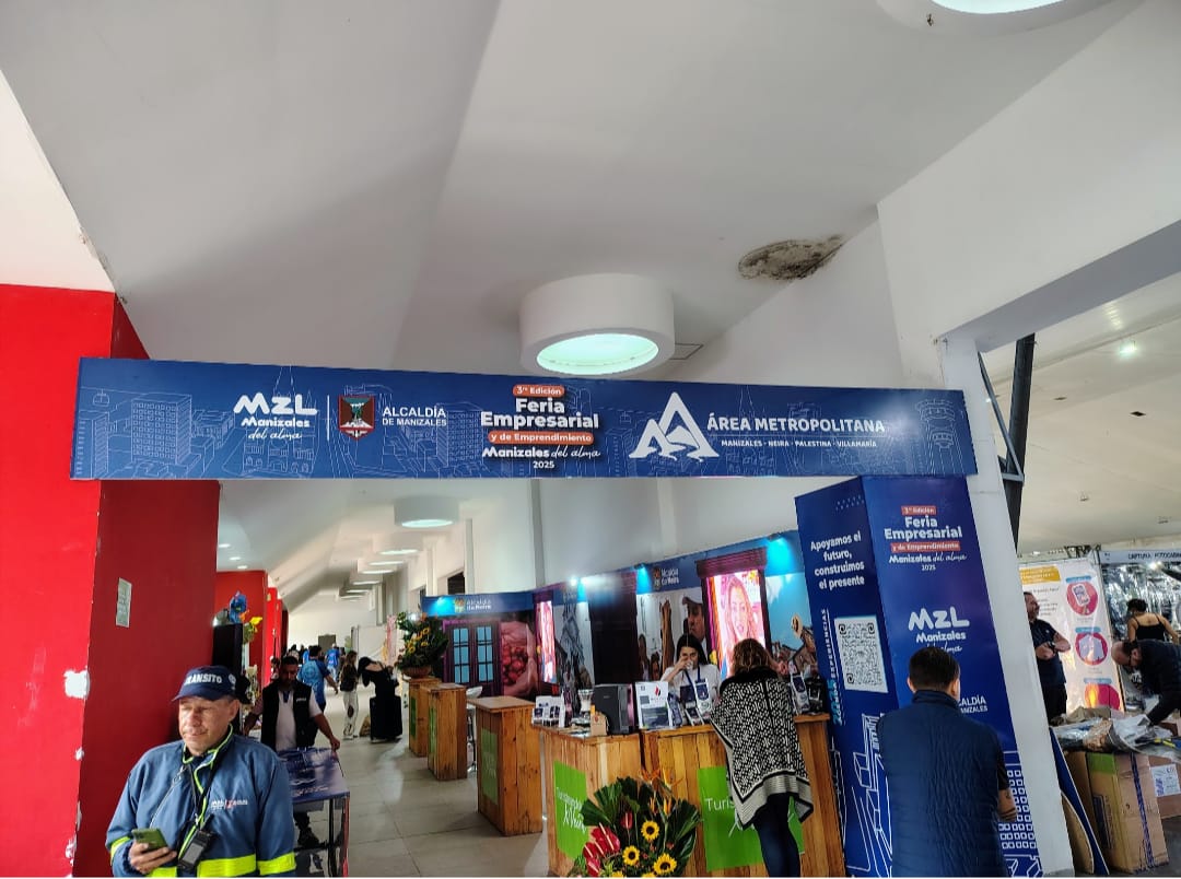 Stand de la Tercera Feria Empresarial y de Emprendimiento con branding del Área Metropolitana, Alcaldía de Manizales y expositores atendiendo visitantes